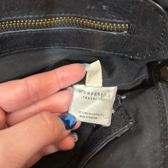 Wanderers Travel Co Banff Crossbody Bag Black Pebbled Leather - Picture 11 of 13